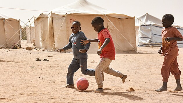Vysídlené súdánské rodiny našly útočiště v nově zřízeném táboře Al-Afadh poté, co uprchly z Fašíru a dalších konfliktních zón v severním Dárfúru po převzetí města Rychlými podpůrnými silami (RSF). (14. ledna 2026)