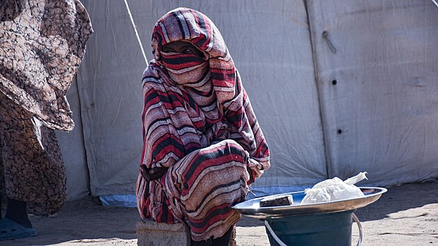 Vysídlené súdánské rodiny našly útočiště v nově zřízeném táboře Al-Afadh poté, co uprchly z Fašíru a dalších konfliktních zón v severním Dárfúru po převzetí města Rychlými podpůrnými silami (RSF). (14. ledna 2026)