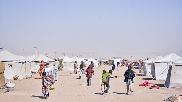 Vysídlené súdánské rodiny našly útočiště v nově zřízeném táboře Al-Afadh poté, co uprchly z Fašíru a dalších konfliktních zón v severním Dárfúru po převzetí města Rychlými podpůrnými silami (RSF). (13. ledna 2026)