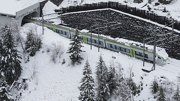 V jižním Švýcarsku mezi Goppensteinem a Brigem vykolejil regionální vlak v důsledku laviny. Při nehodě se zranilo pět lidí. (16. února 2026)