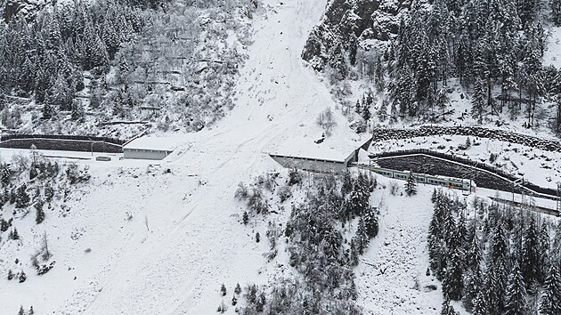 V jižním Švýcarsku mezi Goppensteinem a Brigem vykolejil regionální vlak v důsledku laviny. Při nehodě se zranilo pět lidí. (16. února 2026)