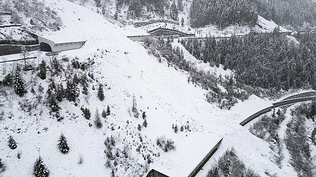 V jižním Švýcarsku mezi Goppensteinem a Brigem vykolejil regionální vlak v důsledku laviny. Při nehodě se zranilo pět lidí. (16. února 2026)