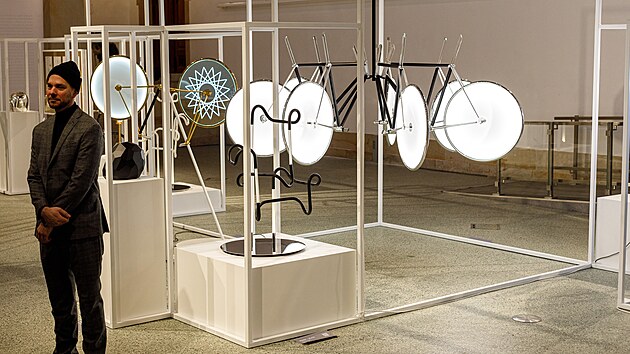 Expozice zahrnuje desítky děl od cyklistických motivů přes světelné instalace.