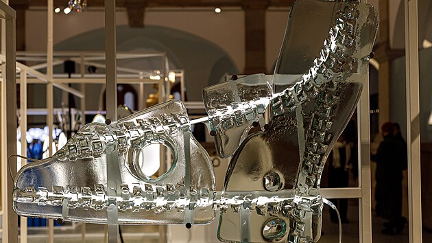 Výstava sklářských výtvarníků a designerů Filipa a Lukáše Houdkových odráží osobní vztah k cyklistice a automobilovému sportu.