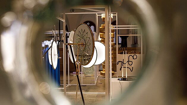 Výstava sklářských výtvarníků a designerů Filipa a Lukáše Houdkových odráží osobní vztah k cyklistice a automobilovému sportu.