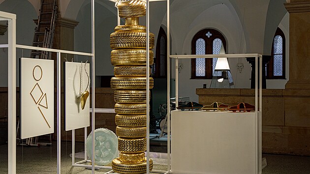 Socha Patron je vysoká asi dva metry a tvoří ji několik zlatých pneumatik.