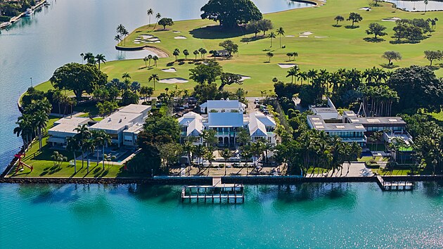 Mark Zuckerberg a jeho manželka Priscilla Chan údajně kupují nově postavené megavily na ostrově Indian Creek Island v Miami na Floridě. Tato exkluzivní oblast, často označovaná jako „Bunkr miliardářů“, je známá svými prominentními obyvateli a luxusními nemovitostmi u vody. (11. února 2026)