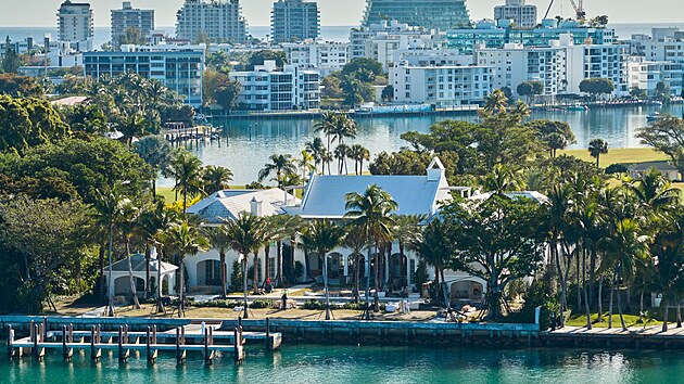 Mark Zuckerberg a jeho manželka Priscilla Chan údajně kupují nově postavené megavily na ostrově Indian Creek Island v Miami na Floridě. Tato exkluzivní oblast, často označovaná jako „Bunkr miliardářů“, je známá svými prominentními obyvateli a luxusními nemovitostmi u vody. (11. února 2026)