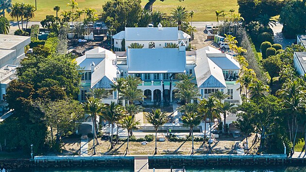 Mark Zuckerberg a jeho manželka Priscilla Chan údajně kupují nově postavené megavily na ostrově Indian Creek Island v Miami na Floridě. Tato exkluzivní oblast, často označovaná jako „Bunkr miliardářů“, je známá svými prominentními obyvateli a luxusními nemovitostmi u vody. (11. února 2026)