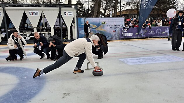 Prezident Petr Pavel si na olympijském festivalu na českobudějovickém výstavišti vyzkoušel také curling. (11. února 2026)