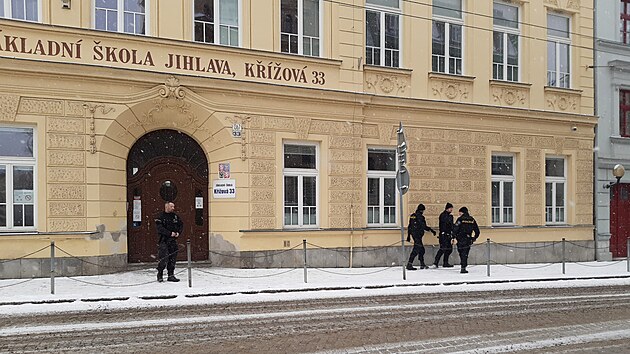 Policisté v pondělí odpoledne zasahovali v Základní škole Křížová v Jihlavě. Anonym oznámil uložení bomby. Žádná se nenašla. (16. února 2026)