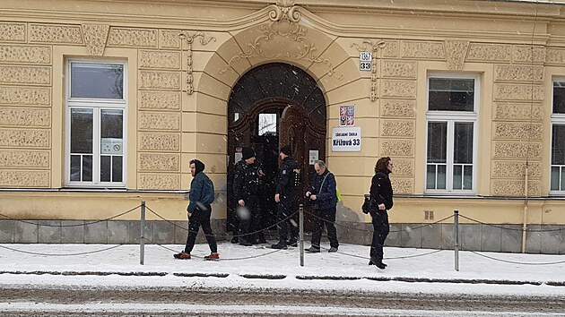 Policisté v pondělí odpoledne zasahovali v Základní škole Křížová v Jihlavě. Anonym oznámil uložení bomby. Žádná se nenašla. (16. února 2026)
