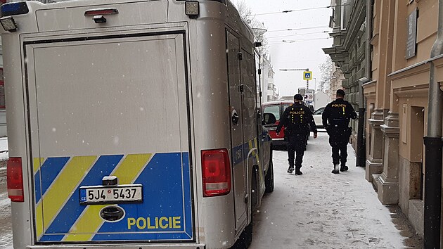 Policisté v pondělí odpoledne zasahovali v Základní škole Křížová v Jihlavě. Anonym oznámil uložení bomby. Žádná se nenašla. (16. února 2026)