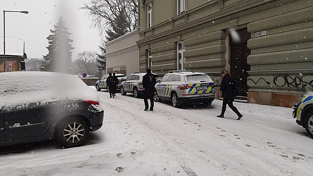 Policisté v pondělí odpoledne zasahovali v Základní škole Křížová v Jihlavě. Anonym oznámil uložení bomby. Žádná se nenašla. (16. února 2026)