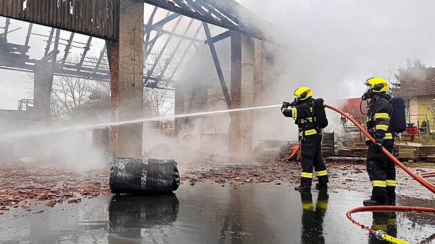 Požár skladu v Dolní Rovni likvidovalo 14 jednotek hasičů. (10. února 2026)