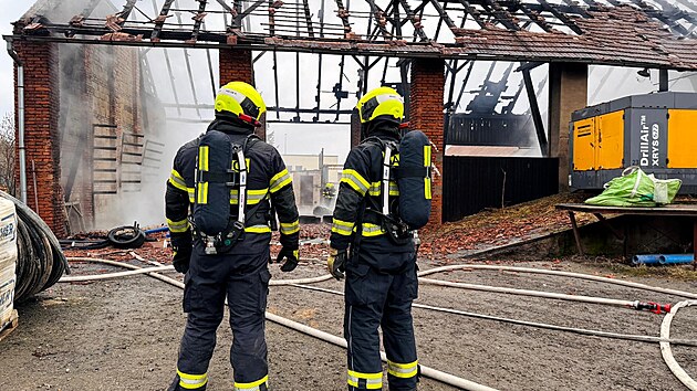 Požár skladu v Dolní Rovni likvidovalo 14 jednotek hasičů. (10. února 2026)