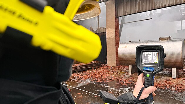 Požár skladu v Dolní Rovni likvidovalo 14 jednotek hasičů. (10. února 2026)