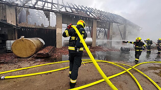 Požár skladu v Dolní Rovni likvidovalo 14 jednotek hasičů. (10. února 2026)