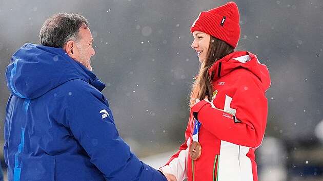 Bulharská biatlonistka Lora Christovová přebírá bronzovou medaili za...