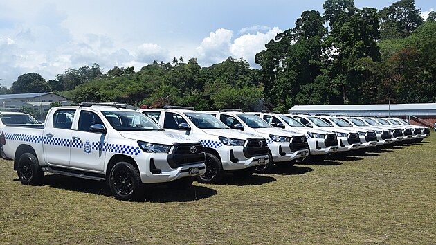 Flotila pick-upů značky Toyota darována Austrálií Šalamounovým ostrovům. (26. srpna 2025)