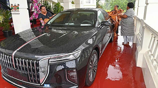 Zaparkovaný čínský automobil před prezidentským palácem na souostroví Fidži. (26. ledna 2026)