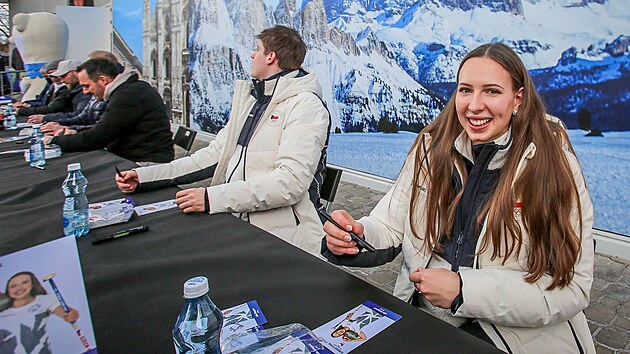 Česká curlerka Julie Zelingrová se podepisuje fanouškům během budějovického olympijského festivalu.