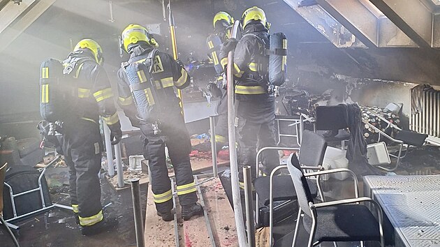 Hasiči zasahovali v areálu bohnické léčebny v Praze. Kvůli ohni zemřel jeden člověk. (18. února 2026)