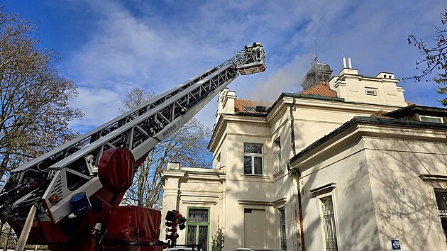 Hasiči zasahovali v areálu bohnické léčebny v Praze. Kvůli ohni zemřel jeden člověk. (18. února 2026)