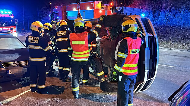 Nehoda v Praze 5 v ulici Pod stadiony. Dvě auta přišla do kontaktu s překážkou na trati, jedno skončilo na boku.