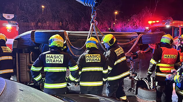 Nehoda v Praze 5 v ulici Pod stadiony. Dvě auta přišla do kontaktu s překážkou na trati, jedno skončilo na boku.