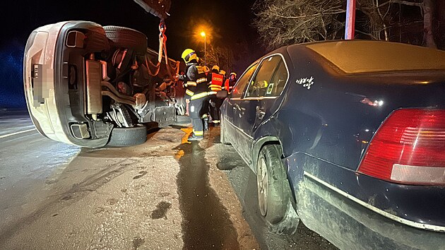 Nehoda v Praze 5 v ulici Pod stadiony. Dvě auta přišla do kontaktu s překážkou na trati, jedno skončilo na boku.