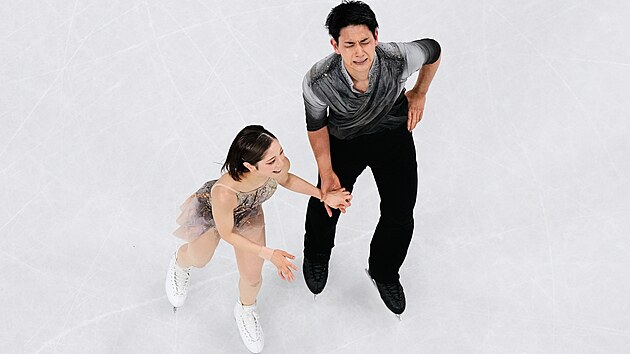 Riku Miuraová a Rjuiči Kihara z Japonska soutěží během volných jízd v krasobruslení dvojic. (16. února 2026)