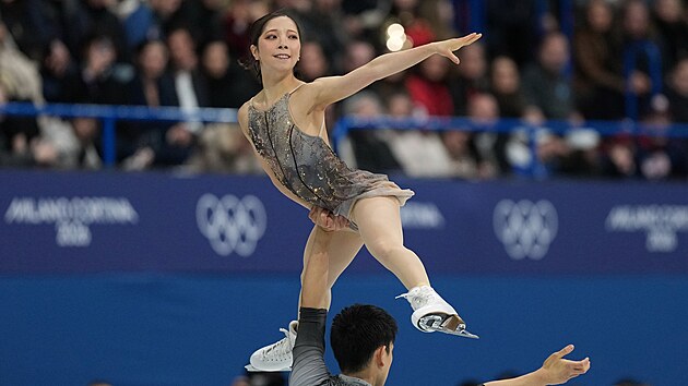 Riku Miuraová a Rjuiči Kihara z Japonska soutěží během volných jízd v krasobruslení dvojic. (16. února 2026)