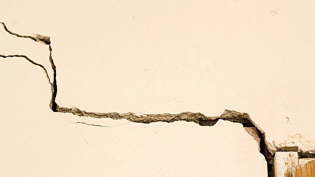 Praskliny ve zdech nejsou nutně důvodem k panice. Ale určitě také nepatří mezi maličkosti, které se vyplatí dvakrát podceňovat.