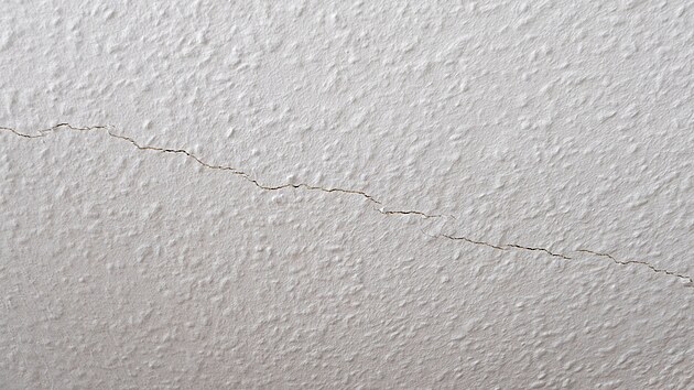Na uklidněnou: ne každá prasklina, která se na zdech vašeho domu objeví, je hned důvodem k panice a balení kufrů. Většinou jsou drobné a tenké.