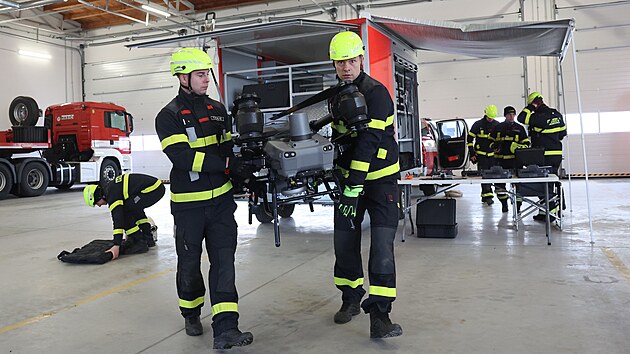 Záchranný útvar hasičů v Hlučíně na Opavsku poprvé představil těžký nákladní dron DJI FlyCart 30 za milion korun. Sám váží 95 kilogramů a unese třicet kilogramů nákladu. Pomáhat bude při lesních požárech nebo povodních, do jinak složitě přístupných míst může převážet hadice, čerpadla a další důležitý materiál.