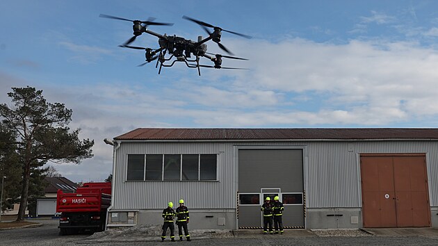Záchranný útvar hasičů v Hlučíně na Opavsku poprvé představil těžký nákladní dron DJI FlyCart 30 za milion korun. Sám váží 95 kilogramů a unese třicet kilogramů nákladu. Pomáhat bude při lesních požárech nebo povodních, do jinak složitě přístupných míst může převážet hadice, čerpadla a další důležitý materiál.