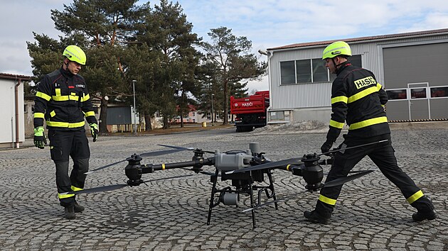 Záchranný útvar hasičů v Hlučíně na Opavsku poprvé představil těžký nákladní dron DJI FlyCart 30 za milion korun. Sám váží 95 kilogramů a unese třicet kilogramů nákladu. Pomáhat bude při lesních požárech nebo povodních, do jinak složitě přístupných míst může převážet hadice, čerpadla a další důležitý materiál.