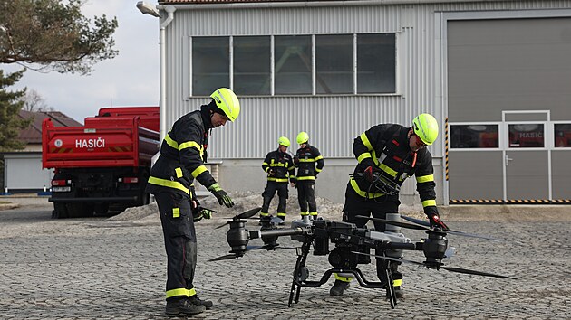 Záchranný útvar hasičů v Hlučíně na Opavsku poprvé představil těžký nákladní dron DJI FlyCart 30 za milion korun. Sám váží 95 kilogramů a unese třicet kilogramů nákladu. Pomáhat bude při lesních požárech nebo povodních, do jinak složitě přístupných míst může převážet hadice, čerpadla a další důležitý materiál.