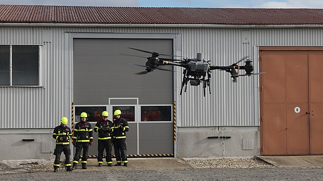 Záchranný útvar hasičů v Hlučíně na Opavsku poprvé představil těžký nákladní dron DJI FlyCart 30 za milion korun. Sám váží 95 kilogramů a unese třicet kilogramů nákladu. Pomáhat bude při lesních požárech nebo povodních, do jinak složitě přístupných míst může převážet hadice, čerpadla a další důležitý materiál.