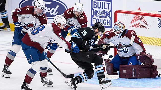 Hokejisté Colorada Brock Nelson (11), Martin Nečas (88), Alex Barre-Boulet (27) a brankář Scott Wedgewood se snaží ubránit Alexandera Kerfoota z Utahu.