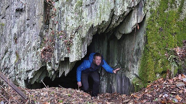 Stěbořický farář Klement Rečlo vysvětil sošku svaté Barbory u vstupu do starého dolu Quido I. v Novém Dvoře na Opavsku. Sv. Barbora tamní podzemí symbolicky ochrání při obnově dolu. Do břidlicové skály, která se stane novým návštěvnickým cílem, zatím vede nevelký, neupravený otvor. (24. únor 2026)