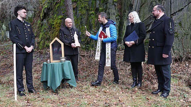 Stěbořický farář Klement Rečlo vysvětil sošku svaté Barbory u vstupu do starého dolu Quido I. v Novém Dvoře na Opavsku. Sv. Barbora tamní podzemí symbolicky ochrání při obnově dolu. Do břidlicové skály, která se stane novým návštěvnickým cílem, zatím vede nevelký, neupravený otvor. (24. únor 2026)