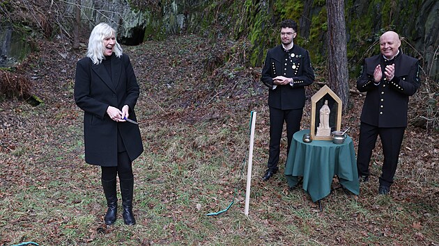 Stěbořický farář Klement Rečlo vysvětil sošku svaté Barbory u vstupu do starého dolu Quido I. v Novém Dvoře na Opavsku. Sv. Barbora tamní podzemí symbolicky ochrání při obnově dolu. Do břidlicové skály, která se stane novým návštěvnickým cílem, zatím vede nevelký, neupravený otvor. (24. únor 2026)