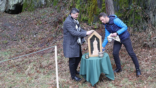 Stěbořický farář Klement Rečlo vysvětil sošku svaté Barbory u vstupu do starého dolu Quido I. v Novém Dvoře na Opavsku. Sv. Barbora tamní podzemí symbolicky ochrání při obnově dolu. Do břidlicové skály, která se stane novým návštěvnickým cílem, zatím vede nevelký, neupravený otvor. (24. únor 2026)