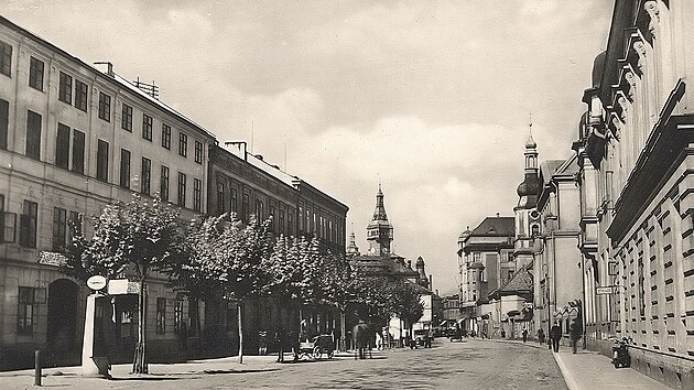 Benzinová čerpací pumpa na náměstí Minoritů, zprovozněná k 1. 1. 1926, byla zřejmě zcela první benzinkou v Krnově.