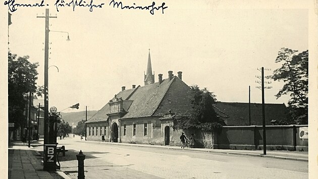 Další benzinová čerpací stanice (v levé části snímku), opět v Mikulášské ulici, tentokrát však výrazně blíže centru. Dnes by se jednalo již o náměstí Hrdinů, popřípadě o Jesenickou ulici, na západním konci parkoviště vzniklého zaslepením výjezdu z náměstí Hrdinů do Jesenické ulice a na Albrechtickou ulici.