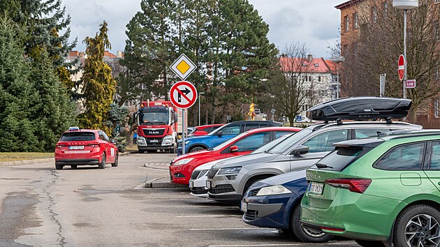 Obyvatelé kroměřížského sídliště Zachar II se v dotazníku vyjádřili pro zavedení modrých parkovacích zón. (únor 2026)