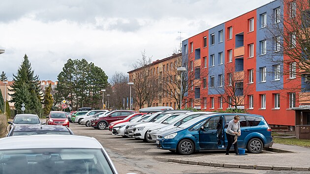 Obyvatelé kroměřížského sídliště Zachar II se v dotazníku vyjádřili pro zavedení modrých parkovacích zón. (únor 2026)