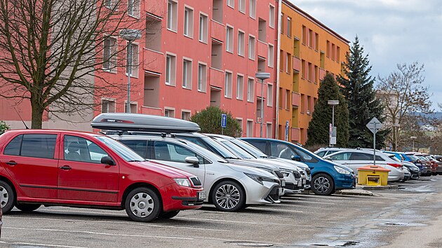 Obyvatelé kroměřížského sídliště Zachar II se v dotazníku vyjádřili pro zavedení modrých parkovacích zón. (únor 2026)